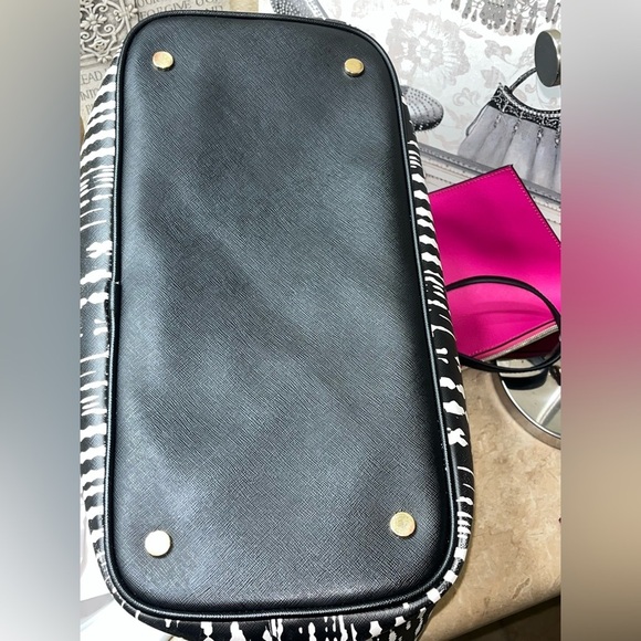 Trina Turk Bag w/Pouch, Black & White Print, Pink inside - Picture 7 of 9